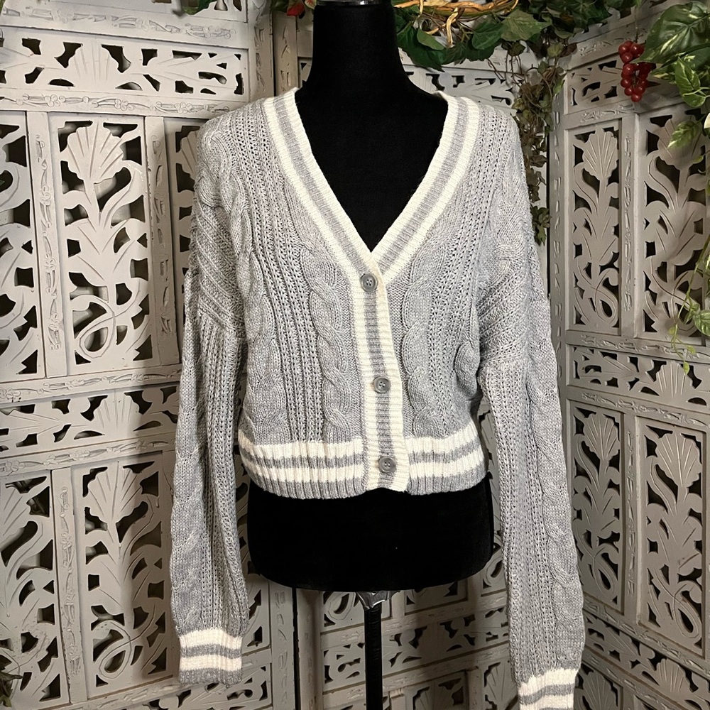 SO GOODS FOR LIFE! GREY & WHITE CROPPED CABLE KNIT BUTTON UP SWEATER CARDIGAN